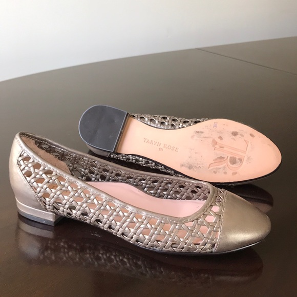 Woven leather Taryn Rose 6M Round Toe smoking flat